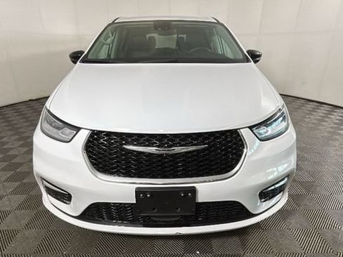 Used 2024 Chrysler Pacifica Touring-L FWD image 7