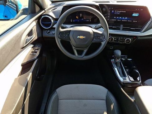 Certified 2025 Chevrolet Trax LT FWD image 12