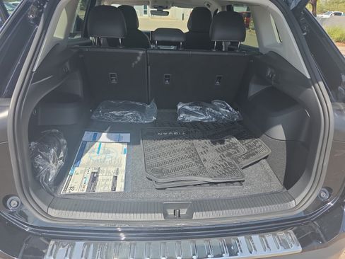 Certified 2025 Volkswagen Tiguan SE w/ Panoramic Sunroof Package FWD image 34