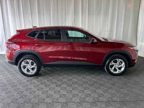 Used 2024 Chevrolet Trax LS w/ LS Convenience Package FWD image 2