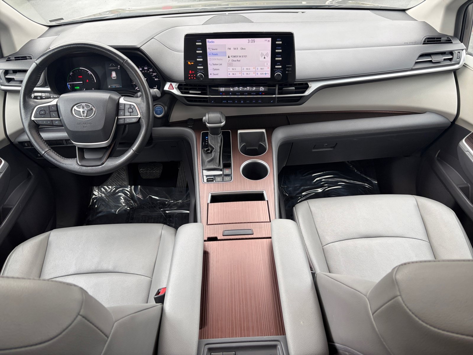 Used 2024 Toyota Sienna XLE FWD image 23