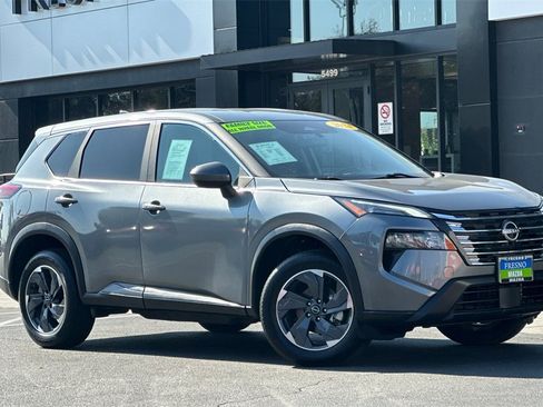 Used 2024 Nissan Rogue SV image 3