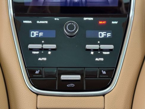 Used 2021 Porsche Panamera w/ Premium Package image 37