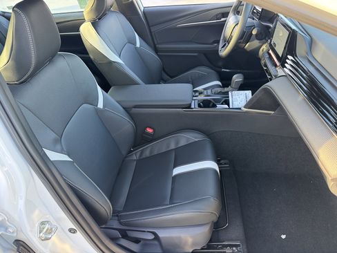 New 2026 Toyota Camry Hybrid FWD image 8