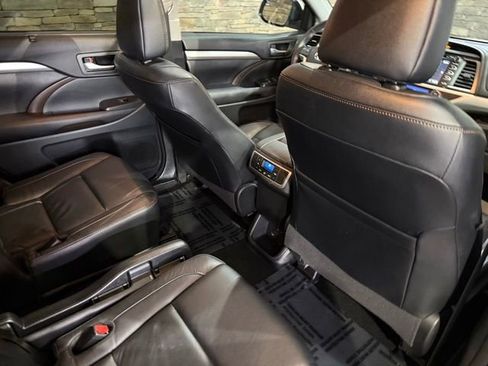Used 2017 Toyota Highlander XLE AWD/4WD image 32