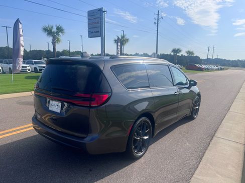 Used 2022 Chrysler Pacifica Limited w/ S Appearance Package FWD image 6