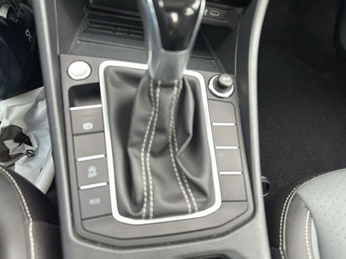 Used 2025 Volkswagen Jetta SE FWD image 19