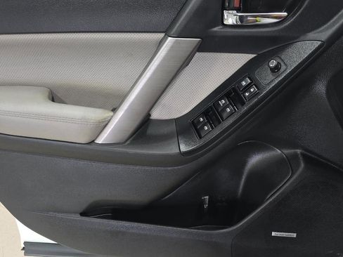 Used 2016 Subaru Forester 2.5i Limited AWD/4WD image 9