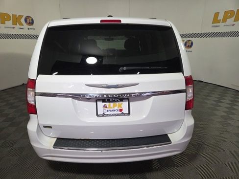 Used 2015 Chrysler Town & Country Touring image 5
