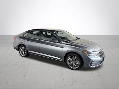 Used 2024 Volkswagen Jetta SE FWD image 4