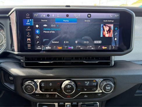 Used 2025 Jeep Gladiator Sport image 17