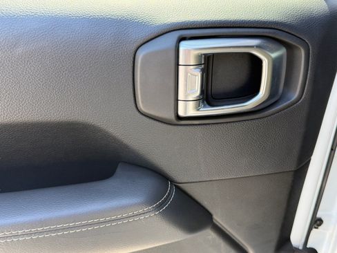 Used 2018 Jeep Wrangler Unlimited Sahara AWD/4WD image 13