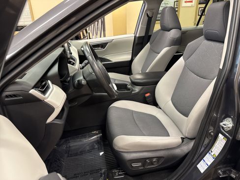 Used 2022 Toyota RAV4 XLE w/ Convenience Package image 31