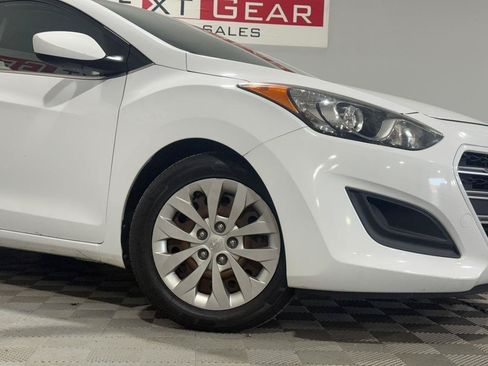 Used 2017 Hyundai Elantra GT FWD image 3