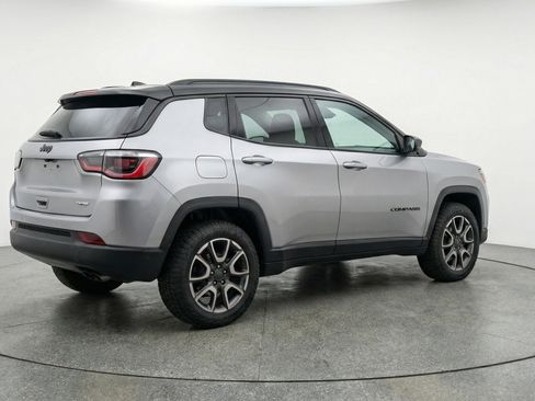 Used 2025 Jeep Compass Trailhawk image 9