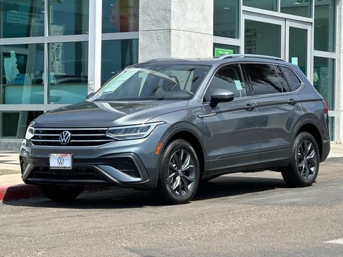 Used 2023 Volkswagen Tiguan SE w/ Panoramic Sunroof Package FWD image 8