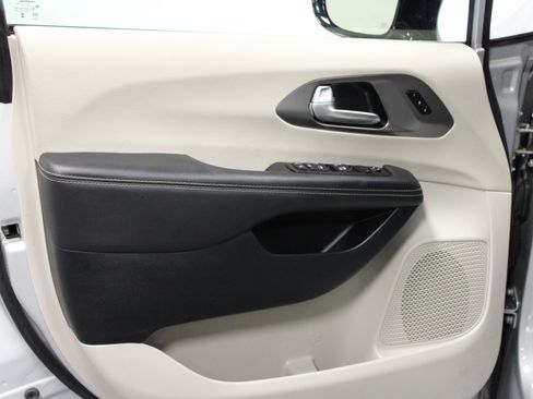 Used 2024 Chrysler Pacifica Touring-L image 11