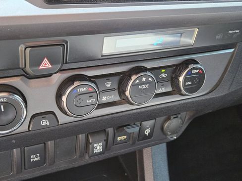 Used 2022 Toyota Tacoma TRD Off-Road AWD/4WD image 27
