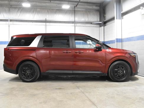 Used 2025 Kia Carnival FWD image 31