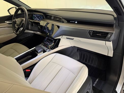 Used 2024 Audi Q8 e-tron Premium Plus w/ Premium Plus Package AWD/4WD image 31