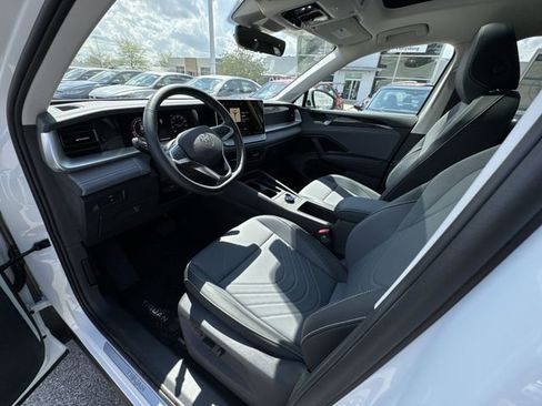 New 2026 Volkswagen Tiguan SE FWD image 10