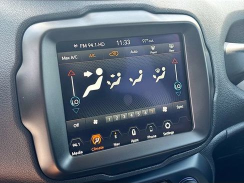 Used 2023 Jeep Renegade Latitude AWD/4WD image 17