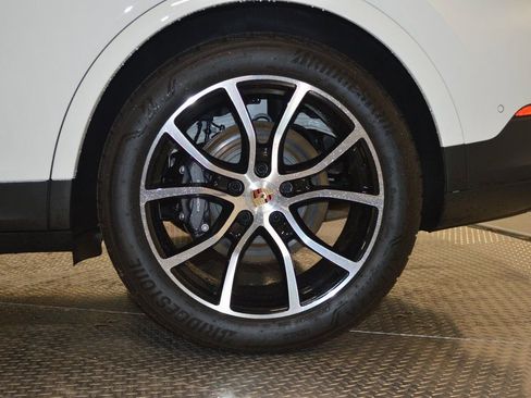 Certified 2025 Porsche Cayenne image 10