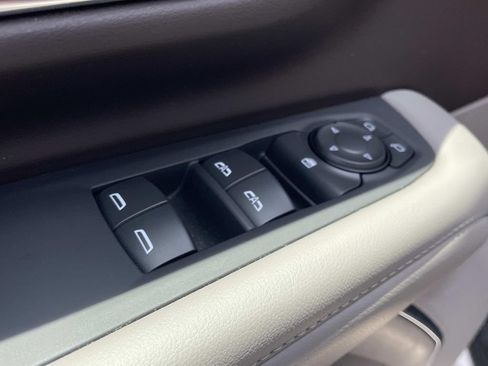 Used 2023 GMC Yukon SLE AWD/4WD image 16