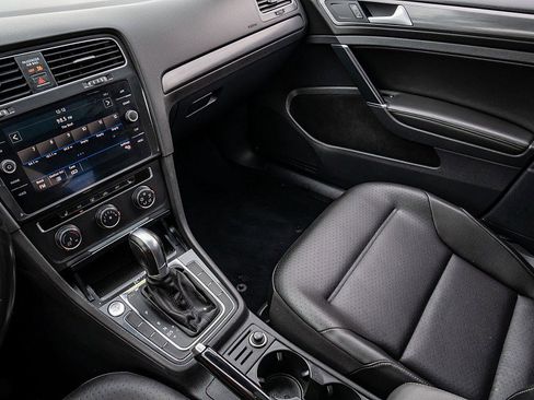 Used 2018 Volkswagen Golf SE image 26