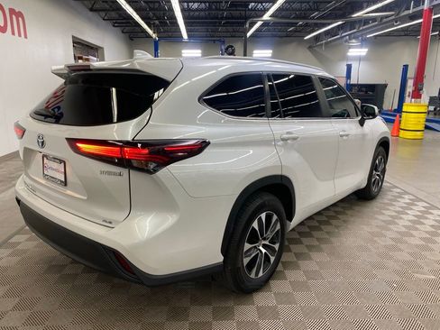 Used 2024 Toyota Highlander XLE FWD image 8
