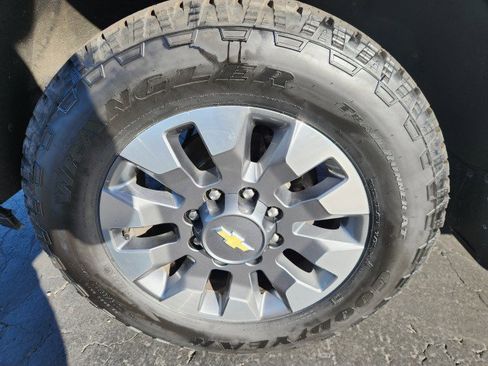 Used 2024 Chevrolet Silverado 2500 Custom w/ Custom Value Package image 11