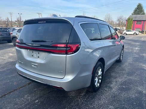 Used 2022 Chrysler Pacifica Touring-L AWD/4WD image 7