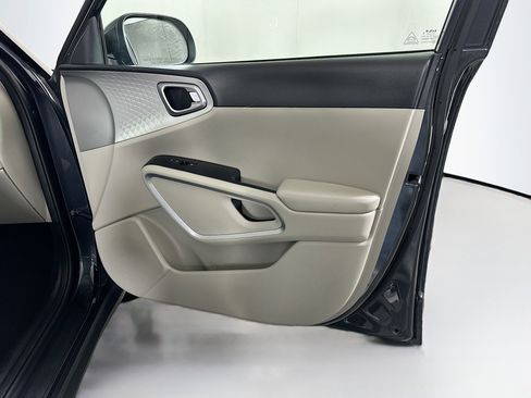 Used 2025 Kia Soul LX w/ LX Technology Package FWD image 30