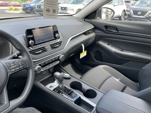 Used 2024 Nissan Altima 2.5 S FWD image 11