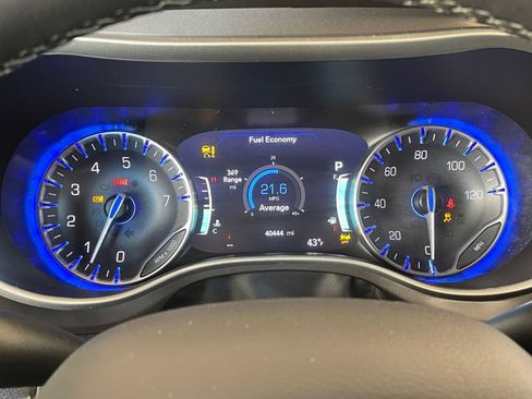 Used 2025 Chrysler Pacifica Select image 42