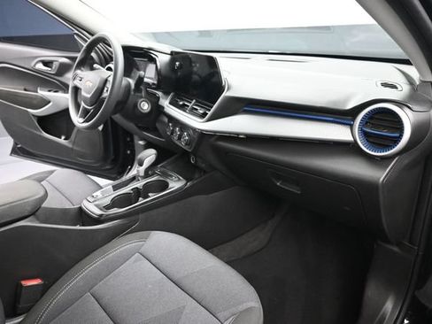 Used 2026 Chevrolet Trax LS w/ LS Convenience Package FWD image 28