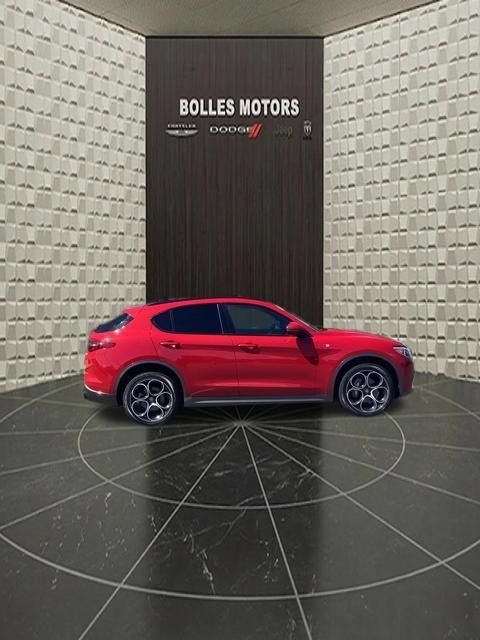 Used 2023 Alfa Romeo Stelvio Ti AWD/4WD image 4