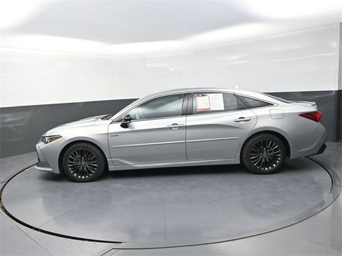 Used 2021 Toyota Avalon XSE image 4
