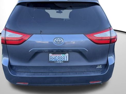 Used 2016 Toyota Sienna LE image 2