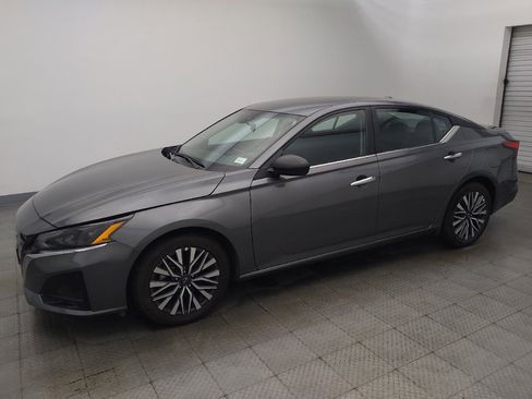 Used 2025 Nissan Altima 2.5 SV FWD image 2