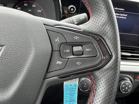 Used 2025 Chevrolet Trax RS w/ Sunroof Package FWD image 17