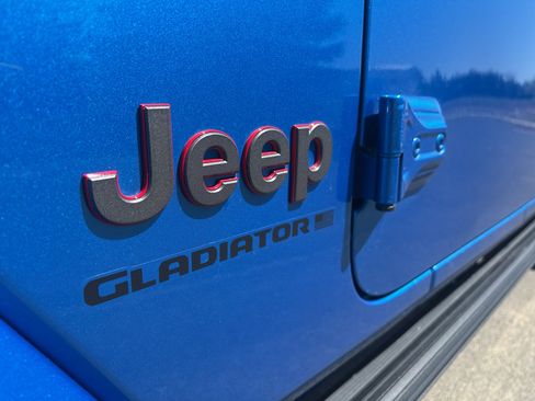 Used 2024 Jeep Gladiator Rubicon AWD/4WD image 9
