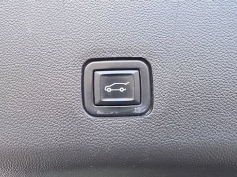 Used 2023 Chevrolet Traverse Premier AWD/4WD image 8