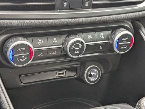 Used 2025 Alfa Romeo Giulia AWD image 29