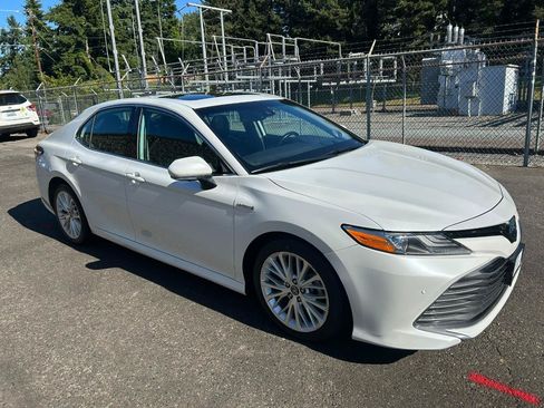 Used 2020 Toyota Camry XLE w/ Driver Assist Package FWD image 3