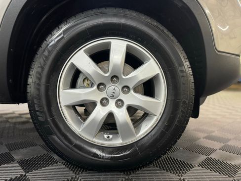 Used 2013 Kia Sorento LX image 15