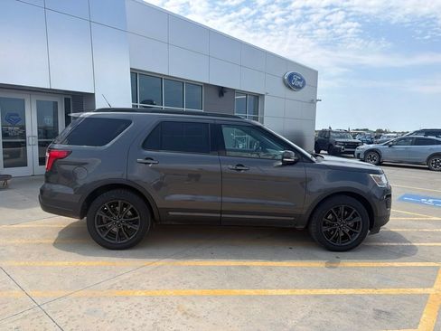 Used 2018 Ford Explorer XLT w/ Equipment Group 202A AWD/4WD image 8