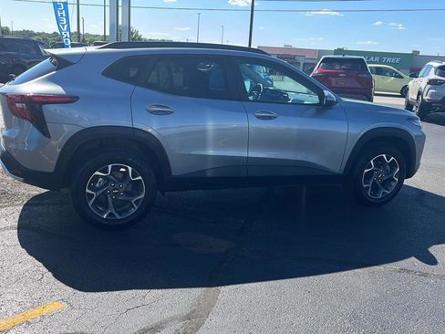 Used 2025 Chevrolet Trax LT w/ LT Convenience Package FWD image 6