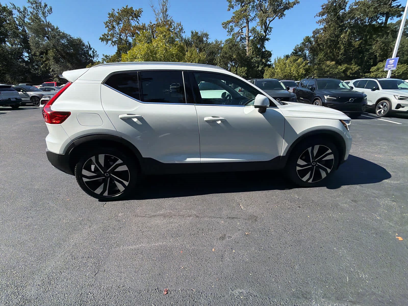 Used 2023 Volvo XC40 B5 Plus w/ Protection Package Premier AWD/4WD image 18
