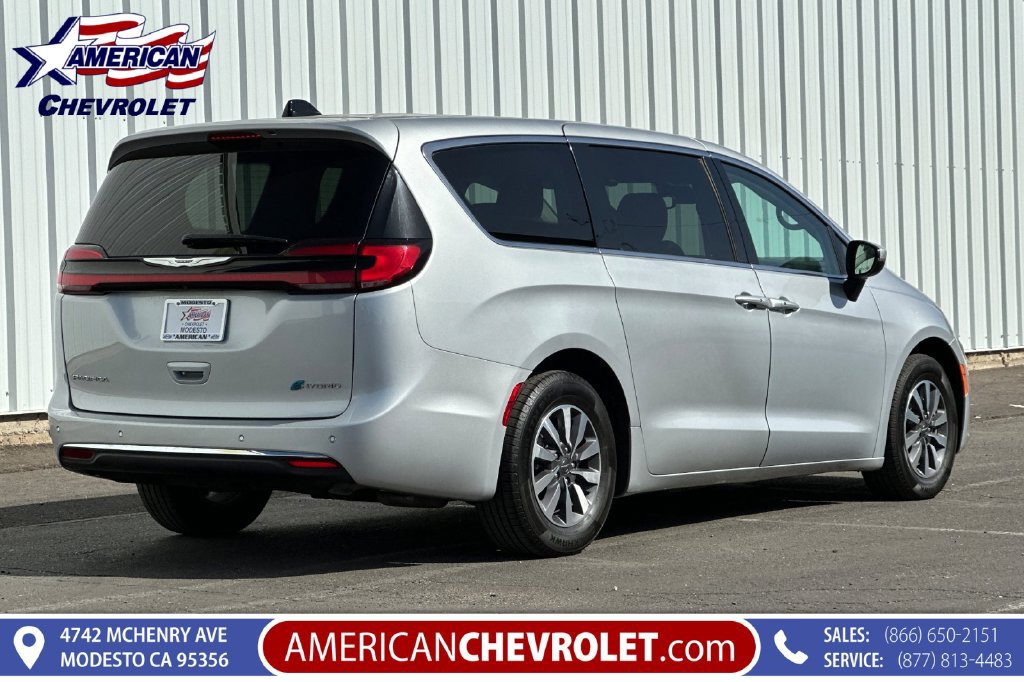 Used 2023 Chrysler Pacifica Touring-L FWD image 4
